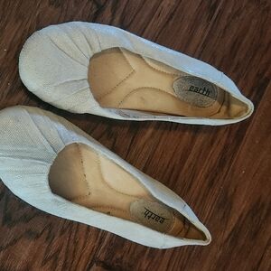 Earth Women's Cream Flats